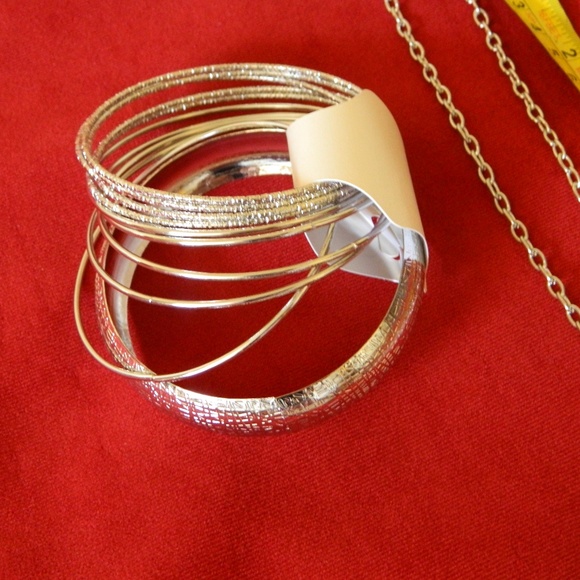 set of 3 necklace, earrings, bangle bracelets - Picture 6 of 8